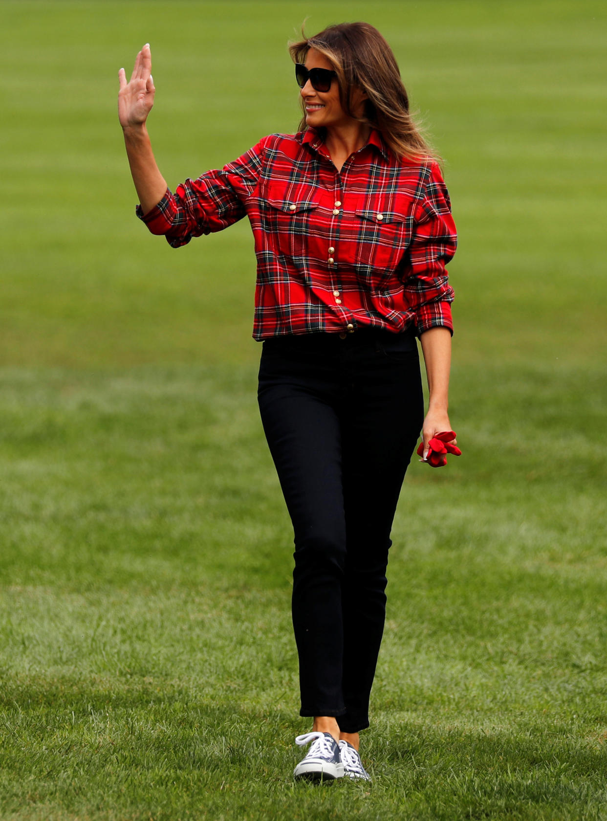 First lady Melania Trump waves as she arrives to work in the White House kitchen garden with children from the Boys and Girls Clubs of Greater Washington, at the White House in Washington on Sept. 22, 2017. (Photo: Reuters/Jonathan Ernst)