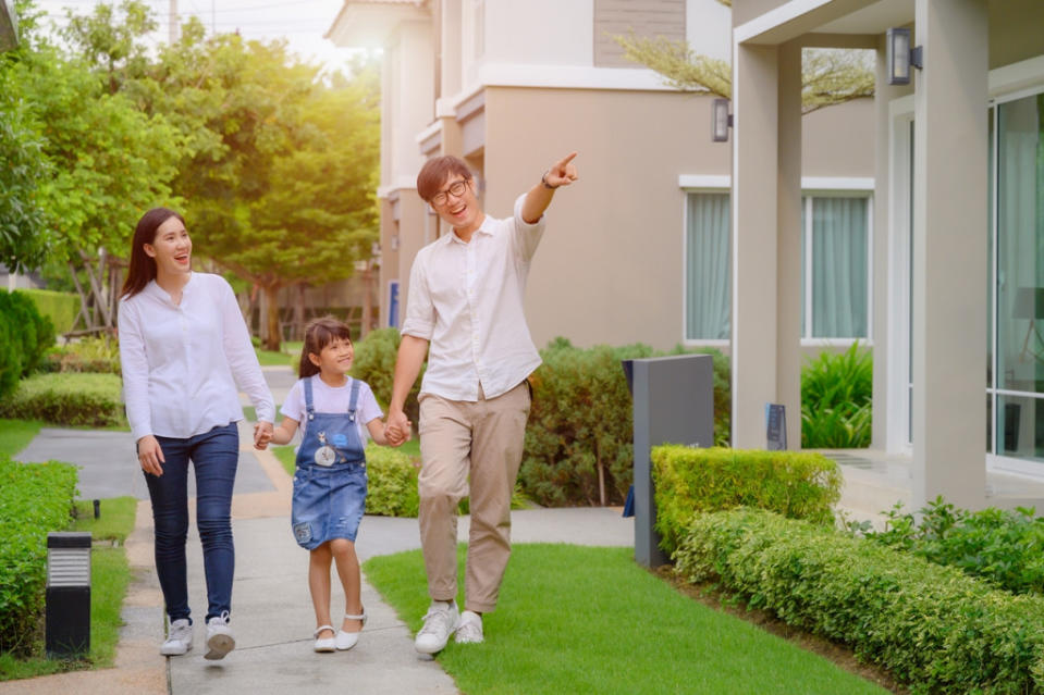 Family,Walking,On,The,Model,New,House,Looking,For,Living