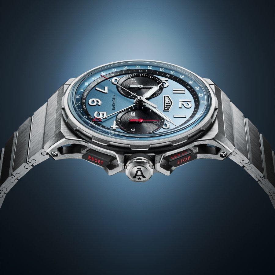 ANGELUS（愛格）全新發表的Chronodate Titanium Storm Blue 中央日曆計時碼錶，以鈦金屬錶殼鍊帶配以淡藍面盤，錶徑42.5mm。機芯動力儲存60小時。定價約NT$698,000。