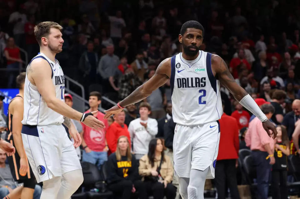 唐西奇（Luka Doncic，左）、厄文（Kyrie Irving）今天聯手攻下54分。法新社