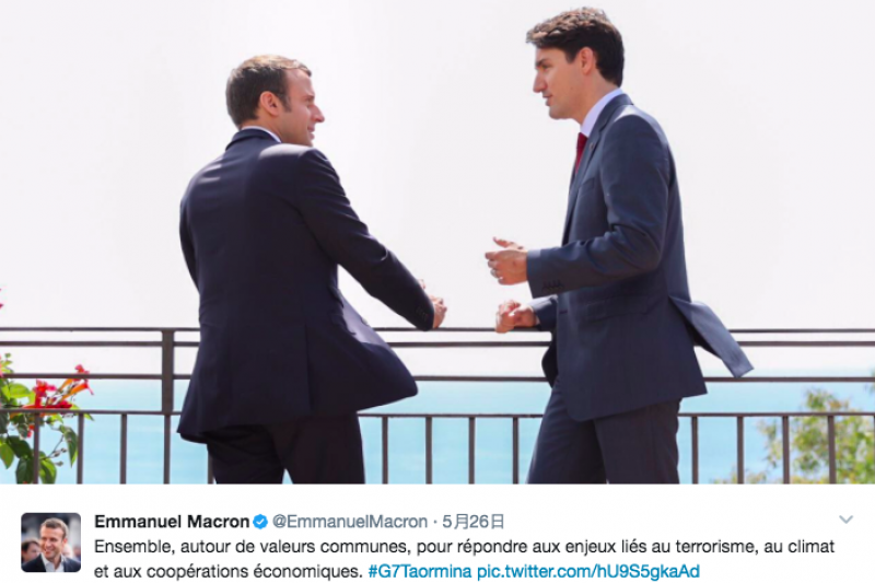 七大工業國集團（G7）峰會在風景怡人的義大利西西里島登場，法國總統馬克宏和加拿大總理杜魯道漫步花徑，以蔚藍的地中海為背景交談的畫面，引發網友熱議。（圖取自Emmanuel Macron推特twitter.com）
