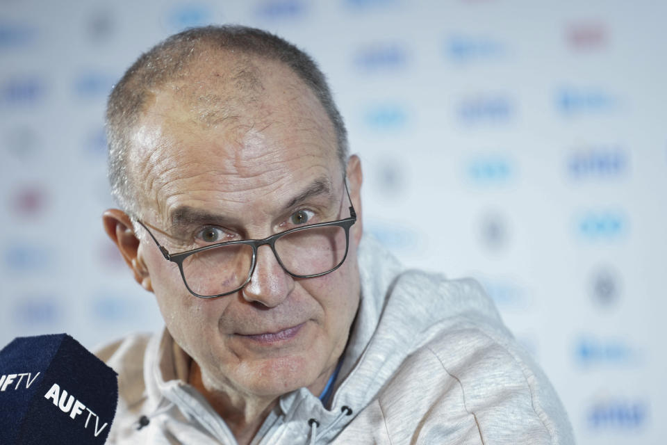 El técnico de Uruguay Marcelo Bielsa durante una rueda de prensa, el sábado 2 de septiembre de 2023, en Montevideo. (AP Foto/Matilde Campodónico)