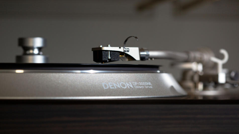 Close-up of Denon DP-3000NE platter and tonearm