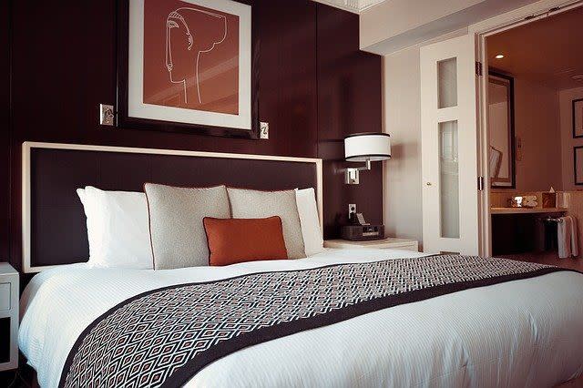 飯店床尾的長型布條用處是什麼，網友解惑。（示意圖／翻攝自Pixabay）