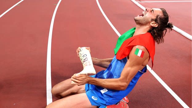 Gianmarco Tamberi emocionado con el yeso de su antigua lesión en las manos