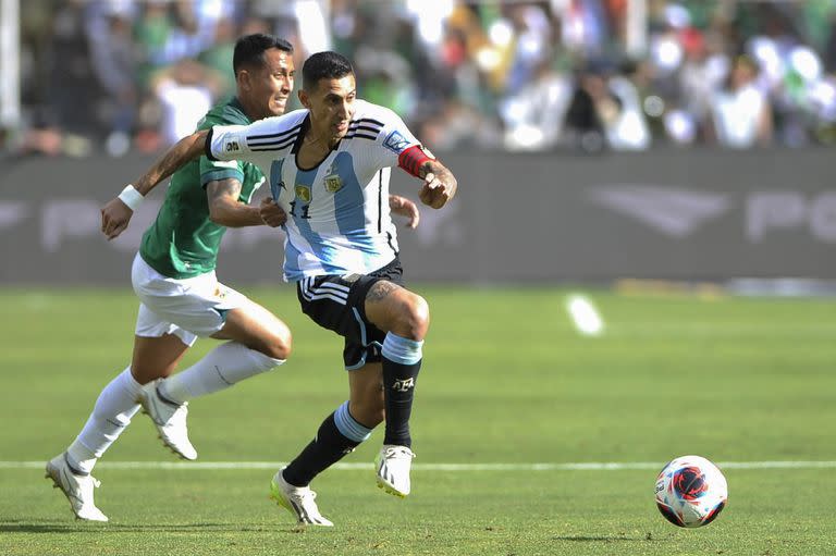 Roberto Fernández vio la tarjeta roja por una de estas faltas para frenar a Ángel Di María; el rosarino fue una pesadilla para la defensa boliviana