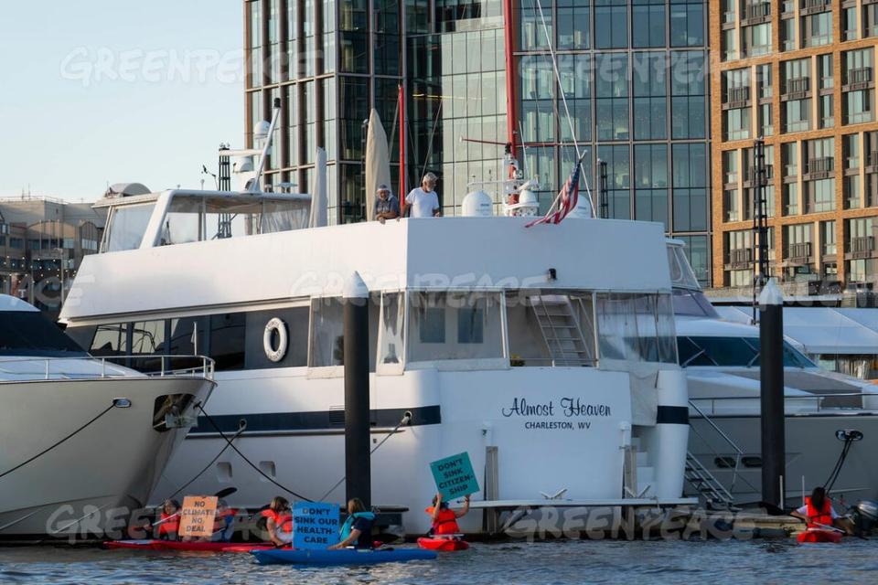 Activists demonstrate in the water near the houseboat owned by Senator Joe Manchin (Sarah Silbiger, Greenpeace)