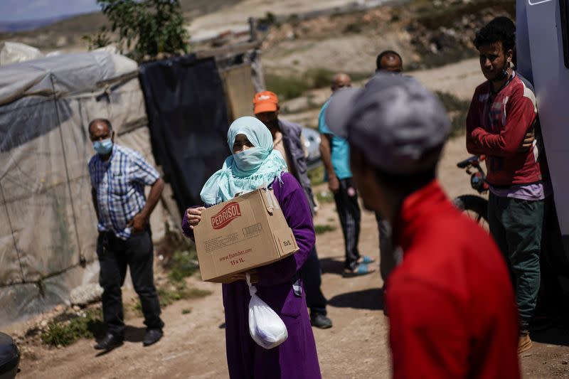 Migrantes de Marruecos esperan los servicios de salud de la ONG española Médicos del Mundo en un barrio pobre conocido como El Hoyo, en Níjar, en la región de Almería