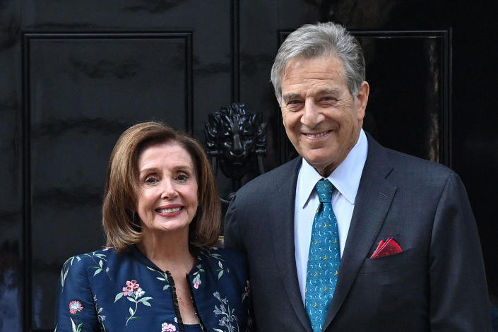 Nancy Pelosi avec son mari Paul Pelosi en 2021 à Londres.  (Justin Tallis / AFP via le fichier Getty Images)