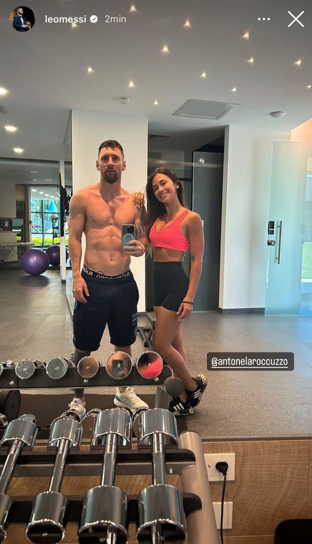 Lionel Messi mostró sus músculos en una foto que se sacó junto a Antonela Roccuzzo