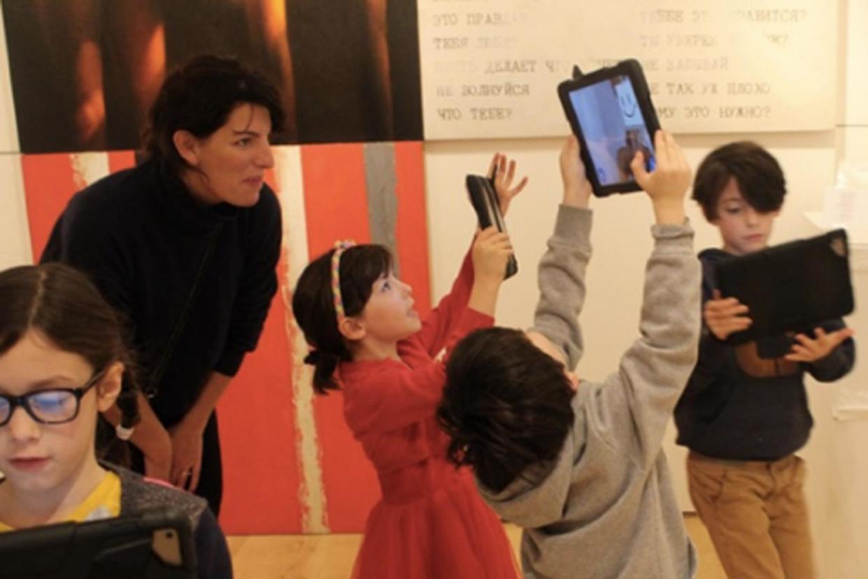 Children use the app at the Ben Uri Gallery