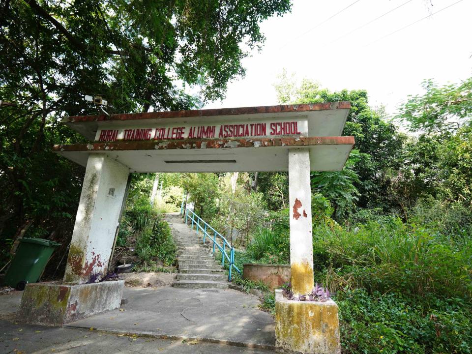 從屯門西鐵站步行十數分鐘，學校入口就在麥理浩徑終點，上山走近校舍，恍如融入了大自然。
