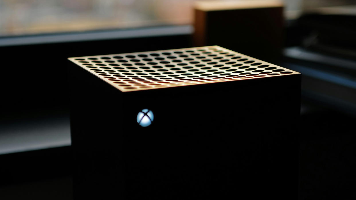  Xbox Series X in silhouette. 