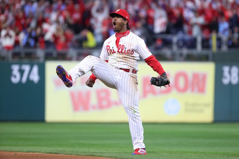 Jean Segura de los Phillies celebra después de hacer una parada en picado y sacar a Ha-Seong Kim en la séptima entrada.