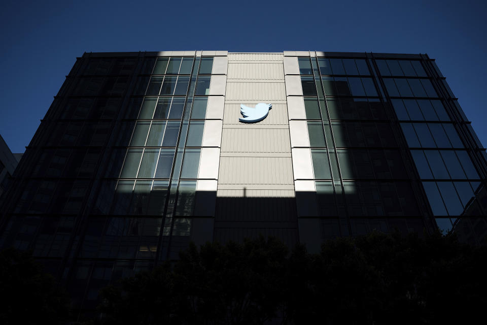 ARCHIVO - El logotipo de Twitter puede apreciarse en las oficinas de la compañía el martes 1 de noviembre de 2022, en San Francisco. (AP Foto/Noah Berger, archivo)