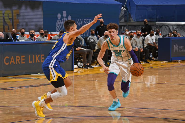 LaMelo Ball tiene 19 años, se ganó la titularidad en Charlotte Hornets (la franquicia de Michael Jordan) y ya se destaca más que su hermano mayor Lonzo, de 23.