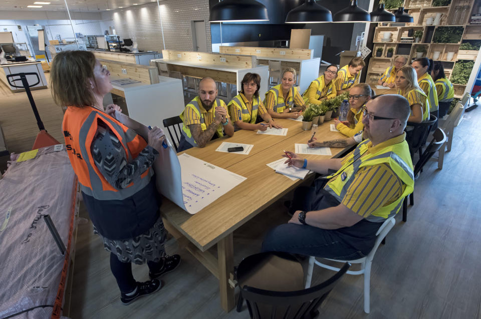 <p>Los empleados de Ikea usan códigos para hablar entre ellos. Por ejemplo, el 22 se refiere a que necesitan ayuda en cajas o el 99 lo utilizan cuando un niño se ha perdido en la tienda. (Foto: Fabian Bimmer / Reuters). </p>