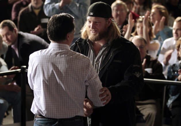 Le joueur des Jets de New York Nick Mangold a fait la rencontre de Mitt Romney en Ohio. (Reuters/Brian Snyder)