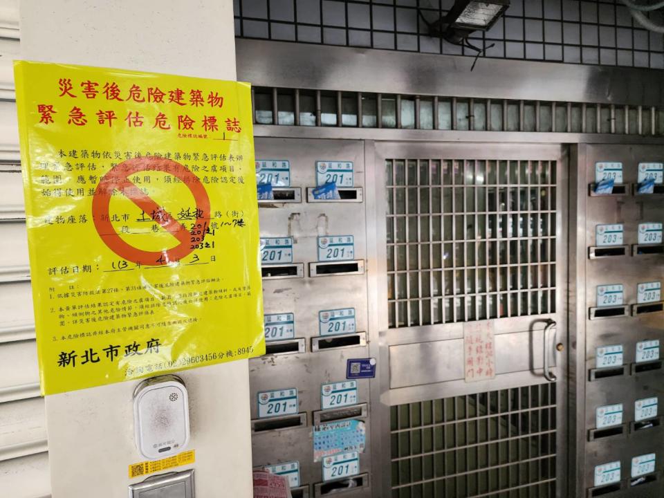 土城台北一家親社區被貼上黃單，居民已無法入住。記者李定宇／攝影
