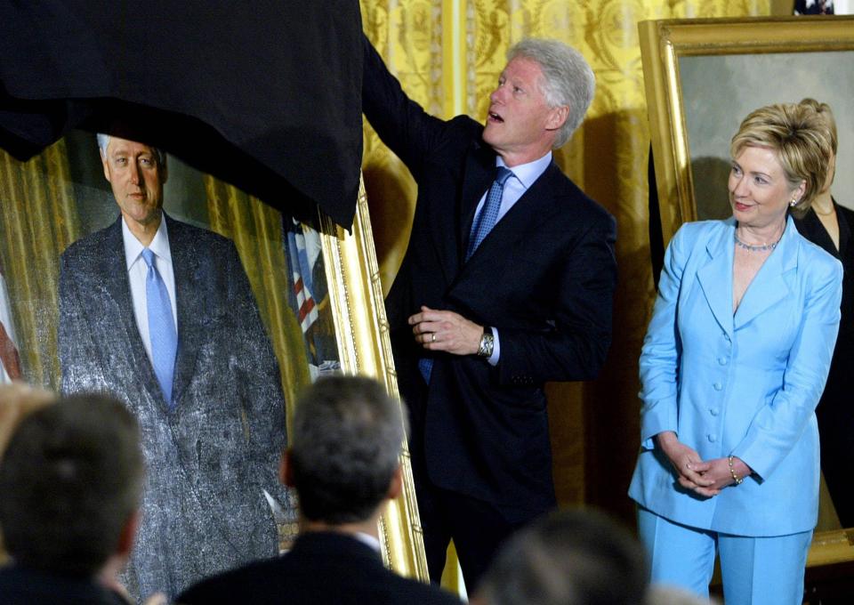 Bill et Hillary Clinton se tiennent près de leurs portraits officiels à la Maison Blanche lors du dévoilement organisé par le président George W. Bush, le 14 juin 2004 - Tim sloan 