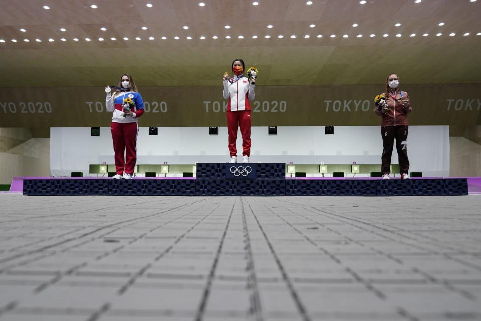 Medalists Yaxuan Xiong, Anastasiia Galashina, Nina Christen