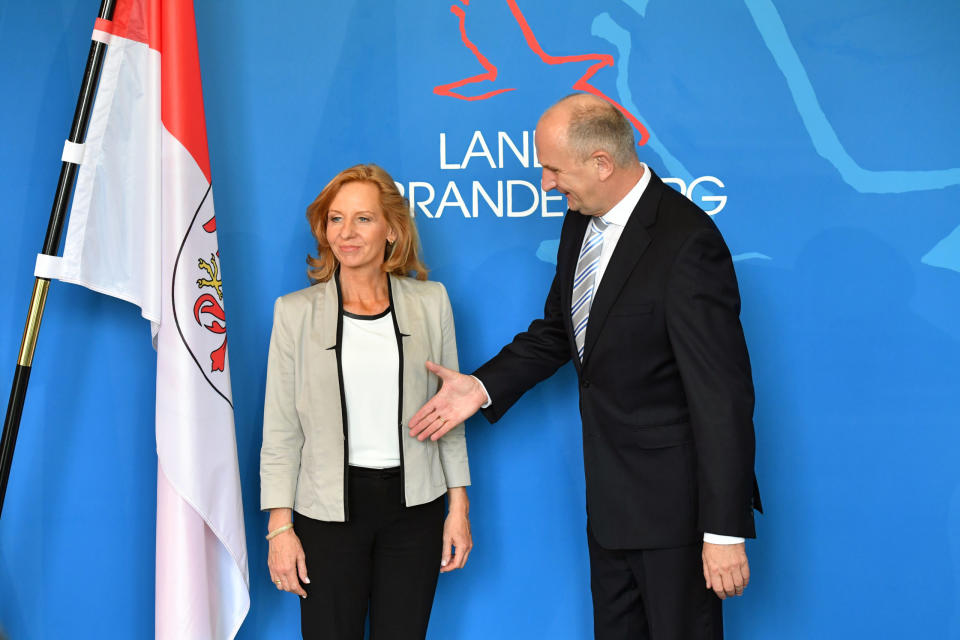 Ministerpräsident Dietmar Woidke empfängt Mitte 2016 in der Brandenburger Staatskanzlei in Potsdam die neue RBB-Intendantin Patricia Schlesinger zum Antrittsbesuch. - Copyright: picture alliance / ZB | Ralf Hirschberger