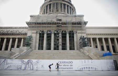 Boys play soccer in front of the Capitol in downtown Havana, January 15, 2015. REUTERS/Alexandre Meneghini