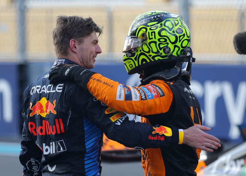 FOTO DE ARCHIVO. El piloto de McLaren Lando Norris celebra tras ganar la carrera junto a Mx Verstappen de Red Bull, en el Gran Premio de Miami de Fórmula Uno, en el Autódromo Internacional de Miami, Miami, Florida, EEUU