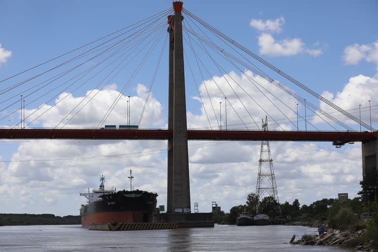 Un equipo de ingenieros evalúa los daños ocasionados en la estructura del puente y la manera más adecuada para remover el buque sin ocasionar mayores daños a la estructura