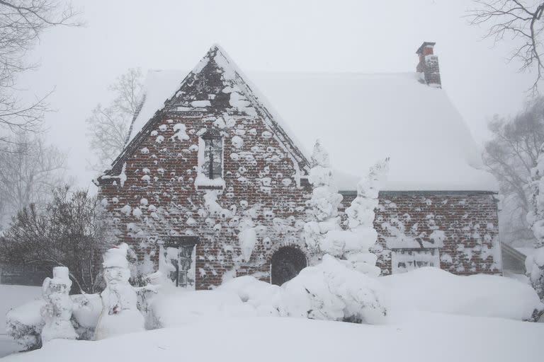 Una tormenta invernal cubre de nieve el oeste del estado de Nueva York, el sábado 24 de diciembre de 2022, en Amherst Nueva York. (AP Foto/Jeffrey T. Barnes)