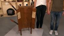 Der Vee Cee Bee Trouser Press Chair aus Eichenholz zum Sitzen und Hose glätten aus den 1910er-Jahren stammte aus London. Schätzpreis: 250 bis 300 Euro. (Bild: ZDF)