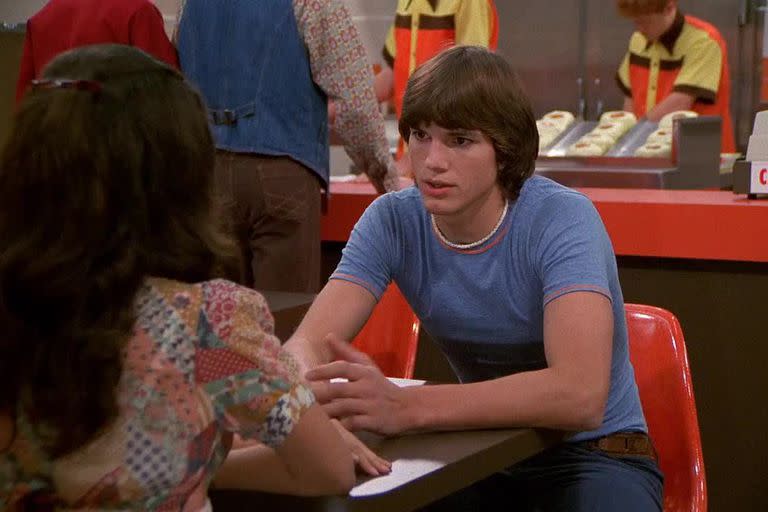 Ashton Kutcher y Mila Kunis en una escena de la serie That ‘70s Show