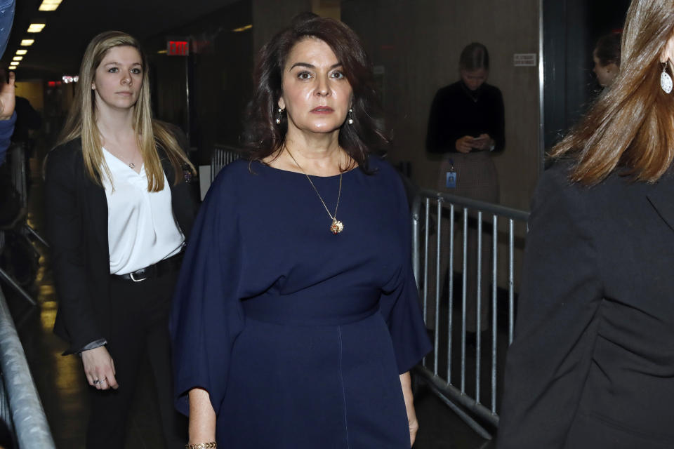 La actriz Actress Annabella Sciorra llega como testigo en el juicio por violación de Harvey Weinstein en Nueva York, el jueves 23 de enero de 2020. (Foto AP/Richard Drew)