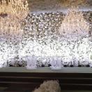 A altar da cerimônia com paredes de flores e mesa transparente. (Reprodução/ Instagram)