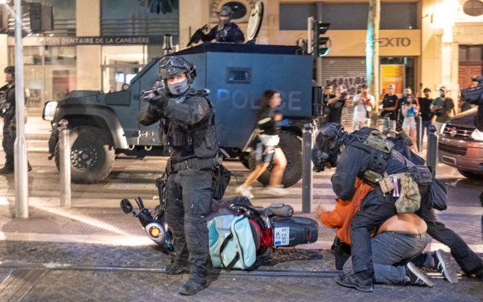 La policía intenta controlar los disturbios en Marsella mientras continúan los disturbios tras el tiroteo de Nahel Merzouk