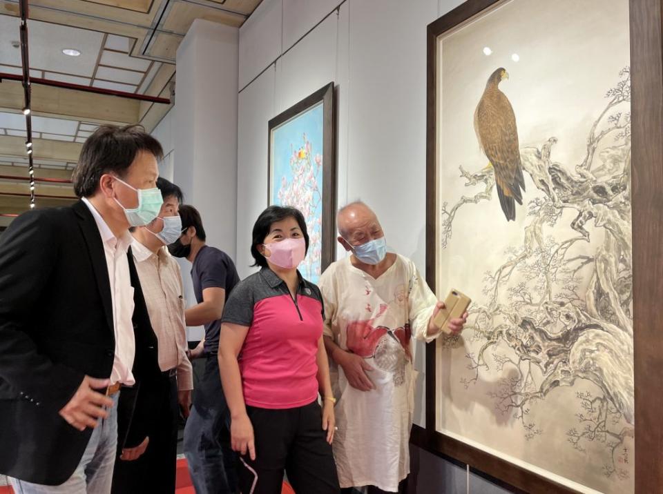 陳士侯（右一）在港區藝術中心辦畫展，立委楊瓊瓔、台中市政府參事陳志聲與文化局副局長曾能汀等到場祝賀。（記者陳金龍攝）