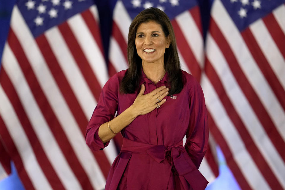 15.01.2024, USA, West Des Moines: Nikki Haley, ehemalige UN-Botschafterin der USA und republikanische Bewerberin um die PrÃ¤sidentschaftskandidatur, gestikuliert zum Publikum, als sie eine Rede auf einer Caucus-Party im Marriott Hotel beendet. Foto: Abbie Parr/AP +++ dpa-Bildfunk +++