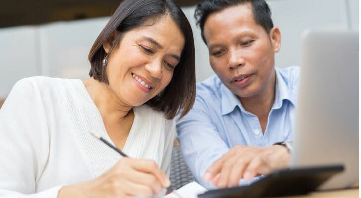 Husband and wife plan for their retirement