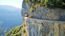 Ganz mulmig kann es einem auch bei diesem Anblick werden. Ein einsames Fahrzeug schiebt sich eine steile Straße in den französischen Alpen hinauf. Wer nicht absolut schwindelfrei ist, sollte diese Route wohl eher meiden.
