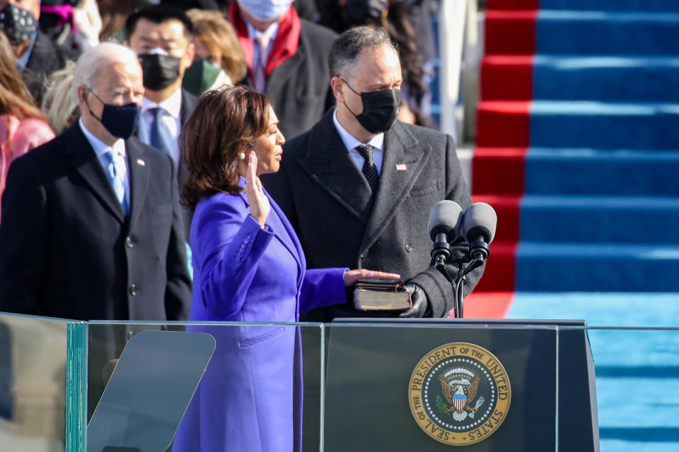 Kamala Harris asumió la vicepresidencia, la primera mujer y la primera persona de origen afroamericano y asiático en el cargo. (Photo by Rob Carr/Getty Images)