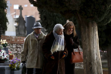 Ascension Mendieta (C), daughter of Timoteo Mendieta, who was shot in 1939, arrives with her daughter Pilar Vargas (R) and her daughter-in-law Olga Martinez for the exhumation of her father's remains at Guadalajara's cemetery, Spain, January 19, 2016. REUTERS/Juan Medina