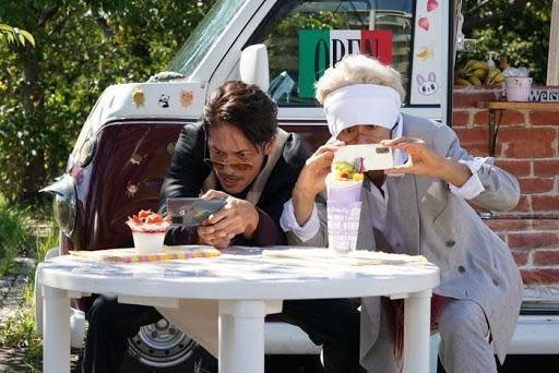 玉木宏（左）和瀧藤賢一在《極道主夫》中製作網紅甜點，做完拿手機狂拍。（翻攝自thetv.jp）
