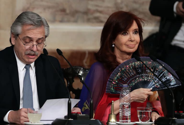 En esta foto de archivo tomada el 1 de marzo de 2020, el presidente argentino Alberto Fernández (izq.) Pronuncia un discurso, junto a la vicepresidenta Cristina Fernández de Kirchner, durante la inauguración del 138 período de sesiones ordinarias en el Congreso de Buenos Aires