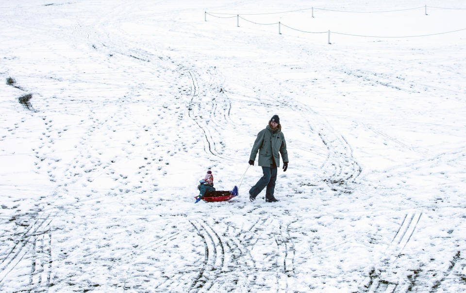 LEEDS, YORKSHIRE, UNITED KINGDOM - 2018/03/18: People seen using their sleds in the snow in Roundhay Park.
Freezing weather conditions dubbed the &#39;Beast from the East&#39; brings snow and sub-zero temperatures to the UK. (Photo by Rahman Hassani/SOPA Images/LightRocket via Getty Images)