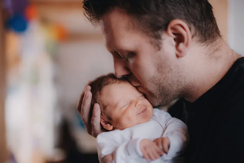 Ein Vater zu Hause mit seinem neugeborenen Sohn. (Bild: Getty Images)