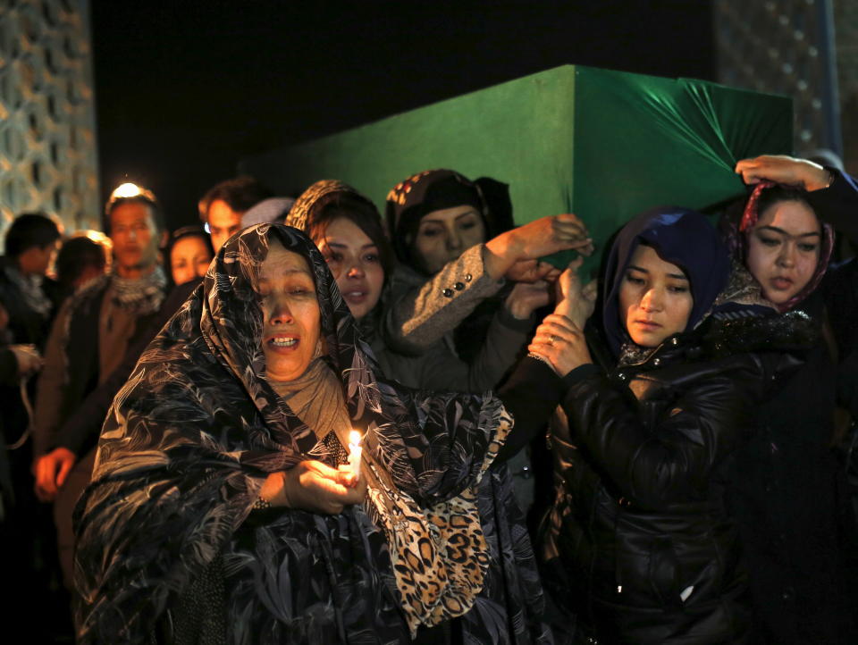 Hazara beerdigen in Kabul das Opfer eines Anschlags im November 2015 (Bild: REUTERS/Ahmad Masood)