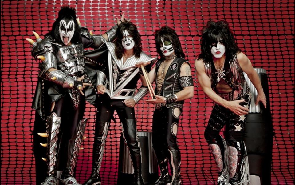 Mehr als eine Band: Kiss sind eine Marke, eine Maschinerie, ein Musikspektakel. Ihr Sound geht als Metal durch, war jedoch seit jeher auch auf Kommerzialität ausgelegt. Bis heute geben eine Vielzahl von Musikern Kiss als großes Vorbild an. Ende 2023 spielten Kiss das letzte Konzert ihrer "End of the Road"-Abschiedstour, es wird aber bereits an einer Live-Zukunft (mit Kiss-Avataren!) gearbeitet. (Bild: KISS Catalog Ltd. / Universal)