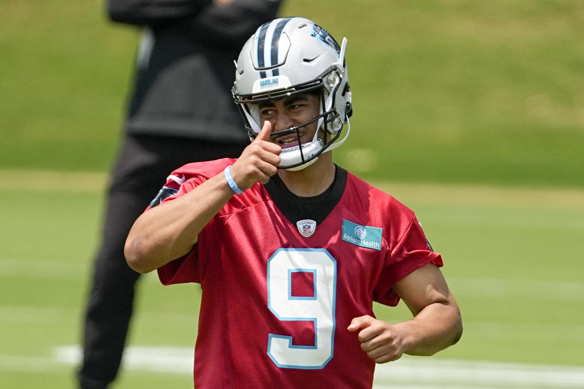 Panthers QB Bryce Young impresiona y muestra ‘comando completo’ en la primera práctica de la NFL