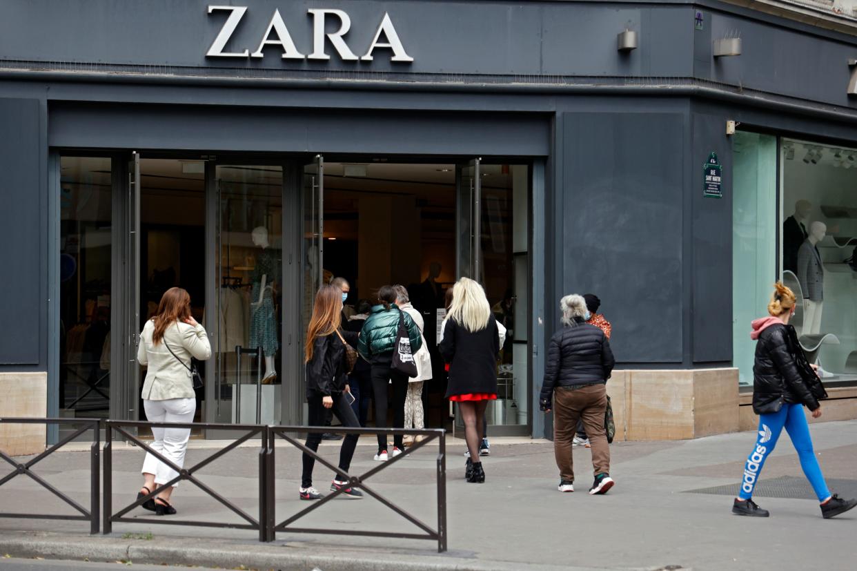 Clients enter a Zara clothes shop in Paris on May 11, 2020 on the first day of France's easing of lockdown measures in place for 55 days to curb the spread of the COVID-19 pandemic, caused by the novel coronavirus. (Photo by THOMAS COEX / AFP) (Photo by THOMAS COEX/AFP via Getty Images)