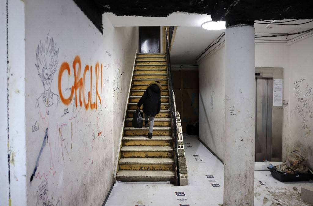 Une jeune fille monte un escalier à l’intérieur d’un bâtiment de la « Résidence Le Chene Pointu » à Clichy Sous Bois, le 9 février 2022.